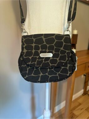 Baggallini Black and Charcoal Giraffe-Print Crossbody